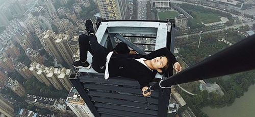 Un «rooftopper» chinois fait une chute mortelle depuis le 62e étage...
