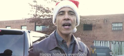 Barack Obama débarque dans un orphelinat de Washington, les bras...