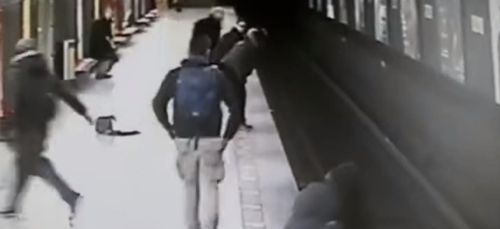 Italie: il sauve un enfant tombé sur la voie de métro ! (Vidéo)