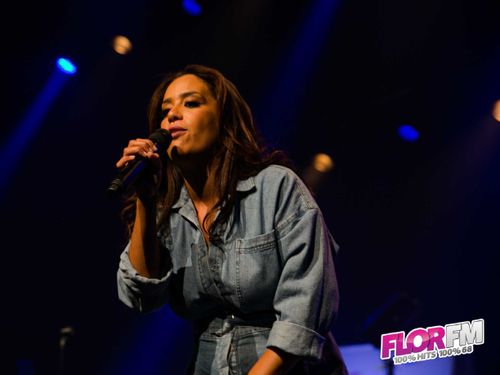 Amel Bent en showcase FLOR FM