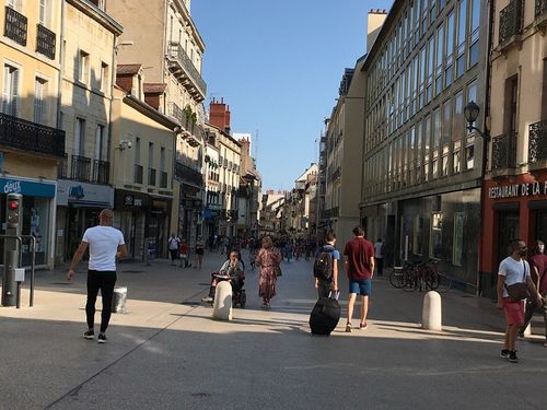 Près de 600 jeunes dans les rues de Dijon pour découvrir les...
