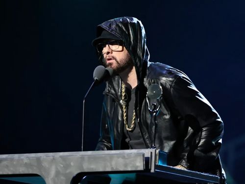Eminem entre au Rock and Roll Hall of Fame et rend hommage à sa...