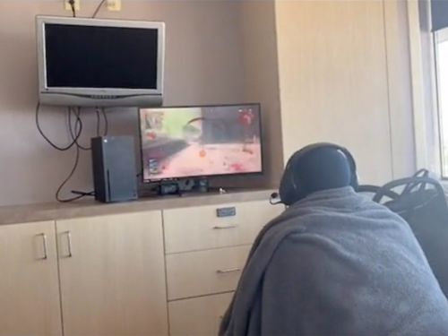Il ramène sa Xbox à l'hôpital pour jouer pendant l'accouchement de...
