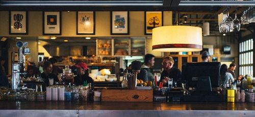Bars et restaurants : les trois étapes d’une réouverture dont on...