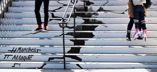 Pourquoi les escaliers de la mairie de brest sont-ils craquelés ??