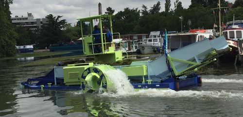 La "pompe à algues" en action sur le port du canal