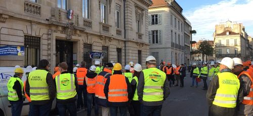 Les professionnels du bâtiment vents debout à Dijon contre la...