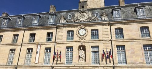 La porte de la mairie de Dijon est réparée