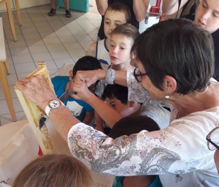 Une récolte de miel à Chenôve avec des enfants