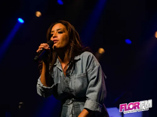 Amel Bent en showcase FLOR FM