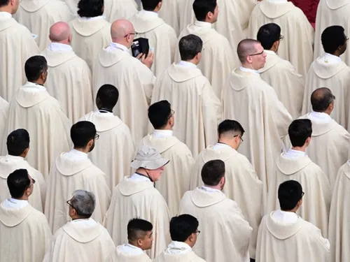 Le monde en deuil : un hommage planétaire au pape François,...