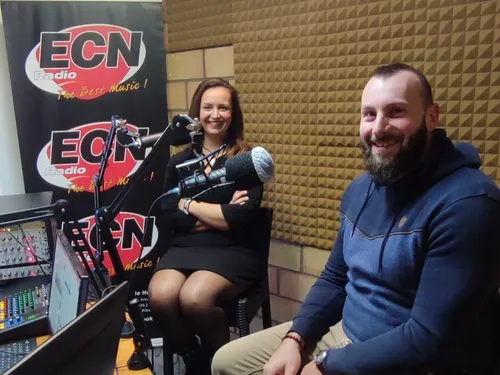 Céline et Mickael nous présentent La Cabane au Bain Perché à Aspach...