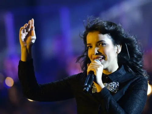 Le grand retour d'Indila à Paris fait vibrer internet
