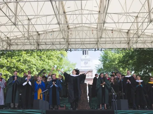 Sandra Oh, actrice de Grey's Anatomy, inspire les diplômés de...