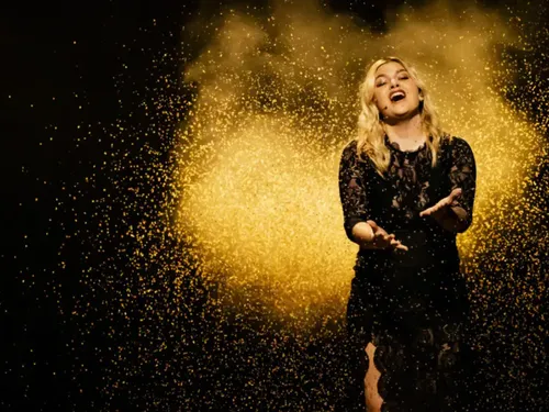 Eurovision 2025 : Les raisons du silence de Louane après son...
