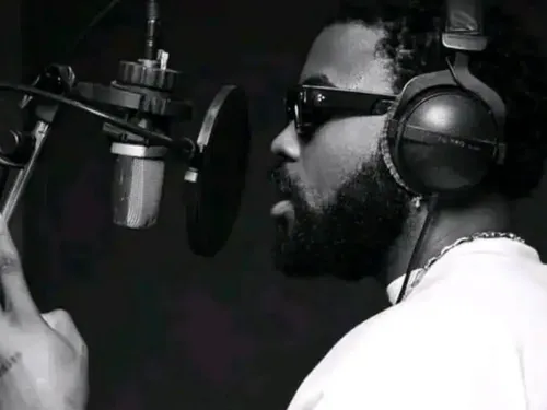 Damso explore son univers avec « R.E.M » : immersion...
