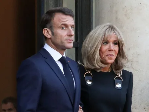 Emmanuel Macron et l'humour en réponse à la polémique sur le geste...