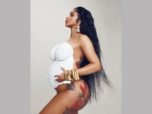 Cardi B répond à un commentaire lui demandant pourquoi elle...