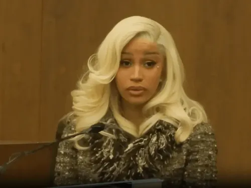 Cardi B accusée d’avoir griffé une vigile au visage : son procès...