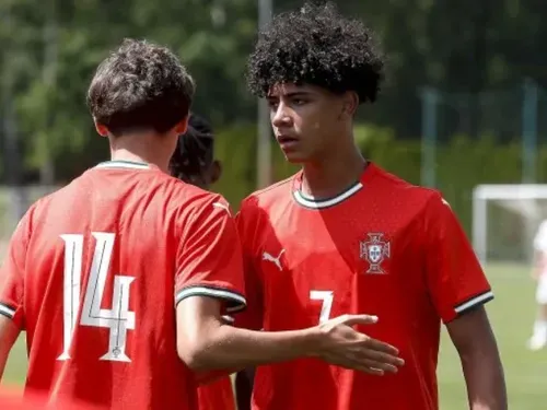 Cristiano Ronaldo Junior marque pour le Portugal et célèbre à la...
