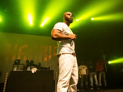 Kaaris fait face à un lancer de chaussure en concert et réagit avec...