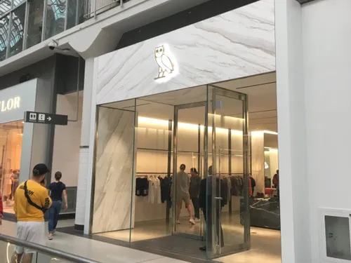 Vandalisme au marteau dans la boutique OVO de Drake à Manhattan