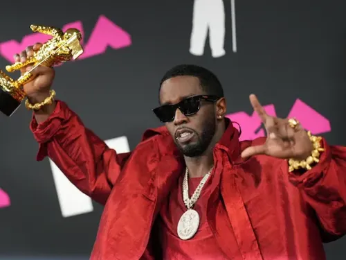 Le rappeur Diddy face à la justice: Débats sur le jury et report du...