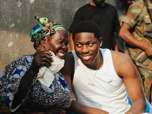 Tiakola tourne un clip au Congo avec sa grand-mère