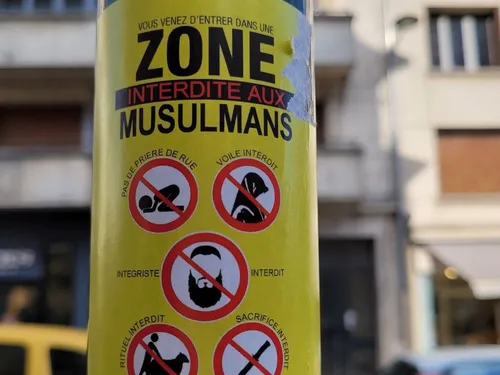 À Orléans, des autocollants islamophobes suscitent l’indignation !
