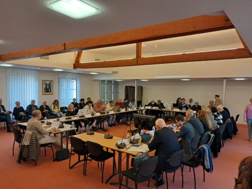 Un conseil houleux sur fond de campagne des Municipales (Vidéo)