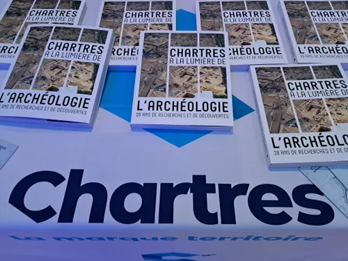 Les équipes de C'Chartres Archéologie à la Librairie L'Esperluète 