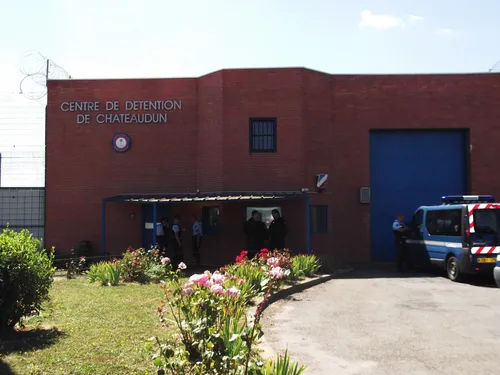 Attaques contre des prisons en France : pas d'incident au centre de...