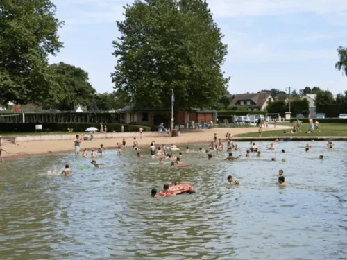 ARROU - Baignade à la base de loisirs du Pont de Pierre.