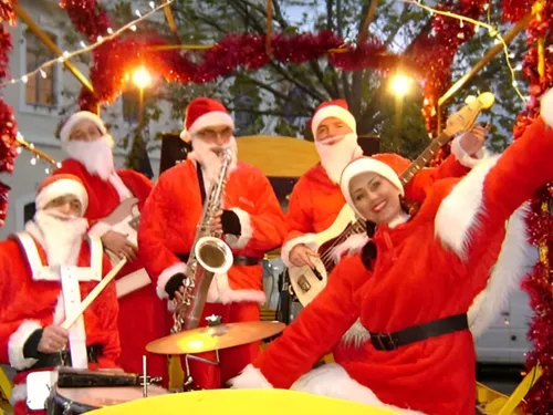 CHARTRES - Spectacle déambulatoire : Papa Noël Band
