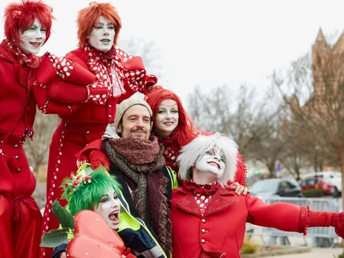 CHARTRES - Spectacle déambulatoire : Les Échassiers lutins rouges,...