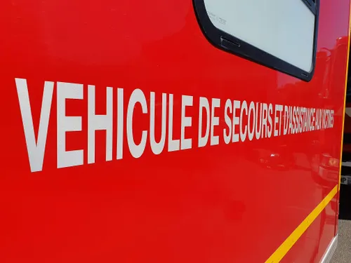 CHARPONT - Une voiture prend feu dans une grange