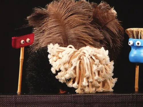 INGRÉ (45) - Marionnettes : Des balais et des brosses