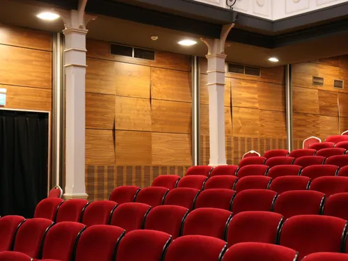 La Compagnie de théâtre La Lune blanche dit « Bonjour » à la Maison...
