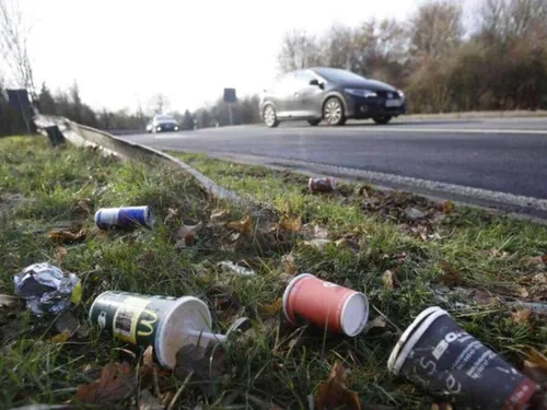 Plus d’1 français sur 5 jette ses déchets sur l’autoroute... 