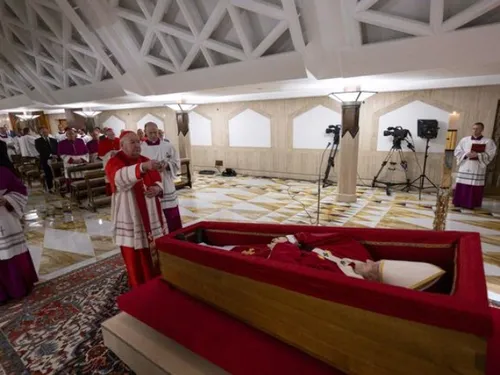 Le Vatican dévoile les premières images du pape dans son cercueil