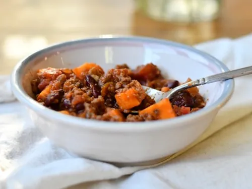 Chili à la viande hachée, haricots noirs et carottes