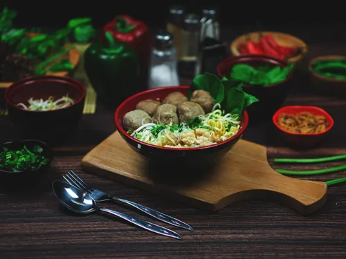 Boulettes de viande épicées et nouilles asiatiques
