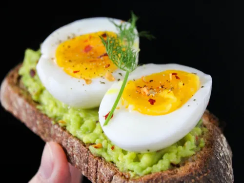 Toast à l'avocat et œuf mollet