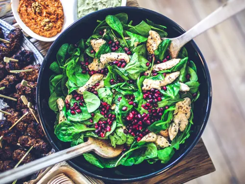Salade d'épinards et blancs de poulets marinés