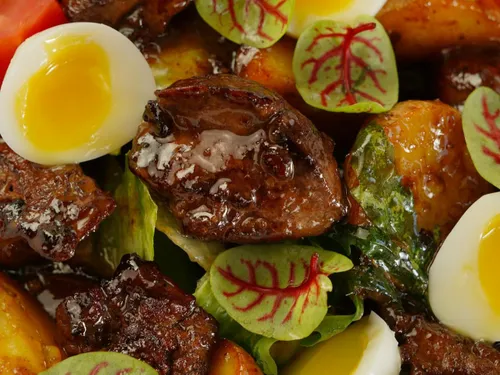 Salade au gésier de canard et à l’œuf mollet