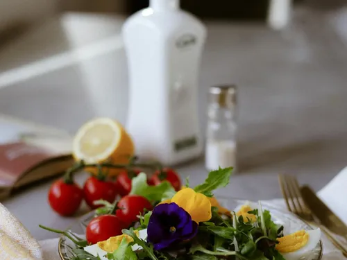 Salade de roquette, œufs durs et magret de canard