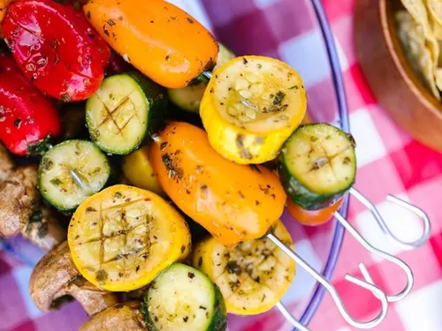 Brochettes de légumes marinés