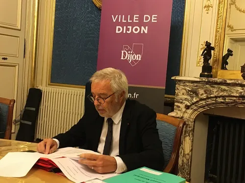 François Rebsamen pas candidat en 2026, l’annonce fait réagir 