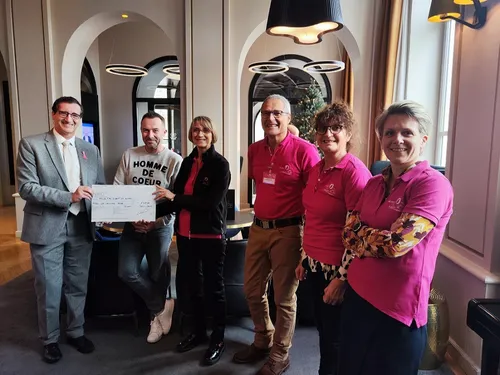 Un chèque de 1 300 euros pour la lutte contre le cancer du sein
