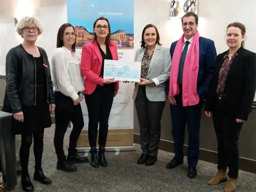 Un chèque de 500 euros pour le centre Georges François-Leclerc 